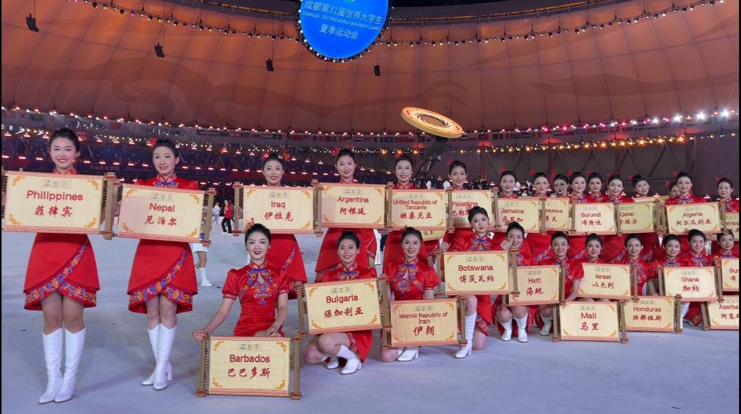 成都大运会开幕式：53名代表团引导员来自川传！