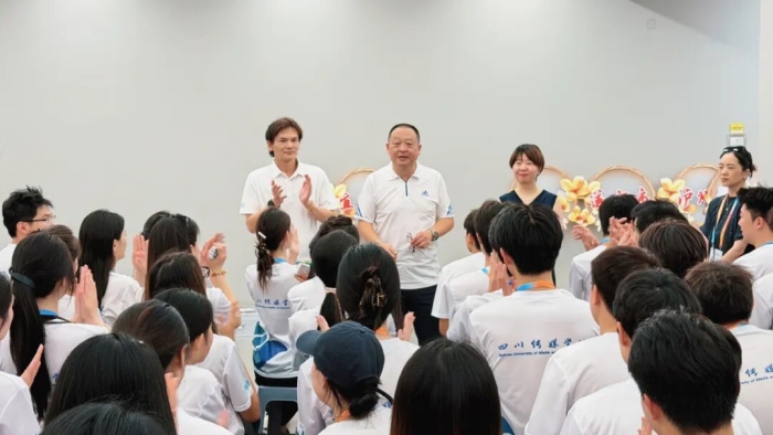 四川传媒学院党委书记李志刚赴广安看望学校参加四川省第十五届运动会开幕式参训师生