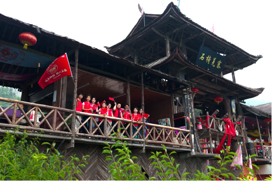 “薪火入帧  镜映羌山”暑期社会实践队深入石椅羌寨  用镜头演绎羌乡振兴实景