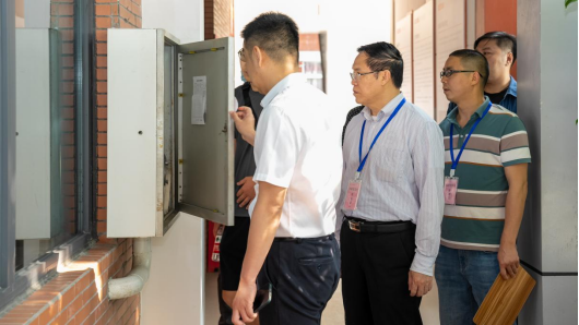 校领导带队开展2024年期中校园安全检查