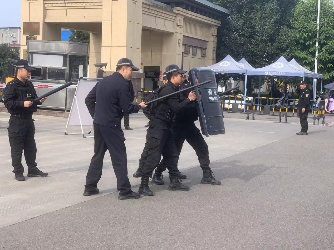 校园反恐演练，图书馆观摩学习