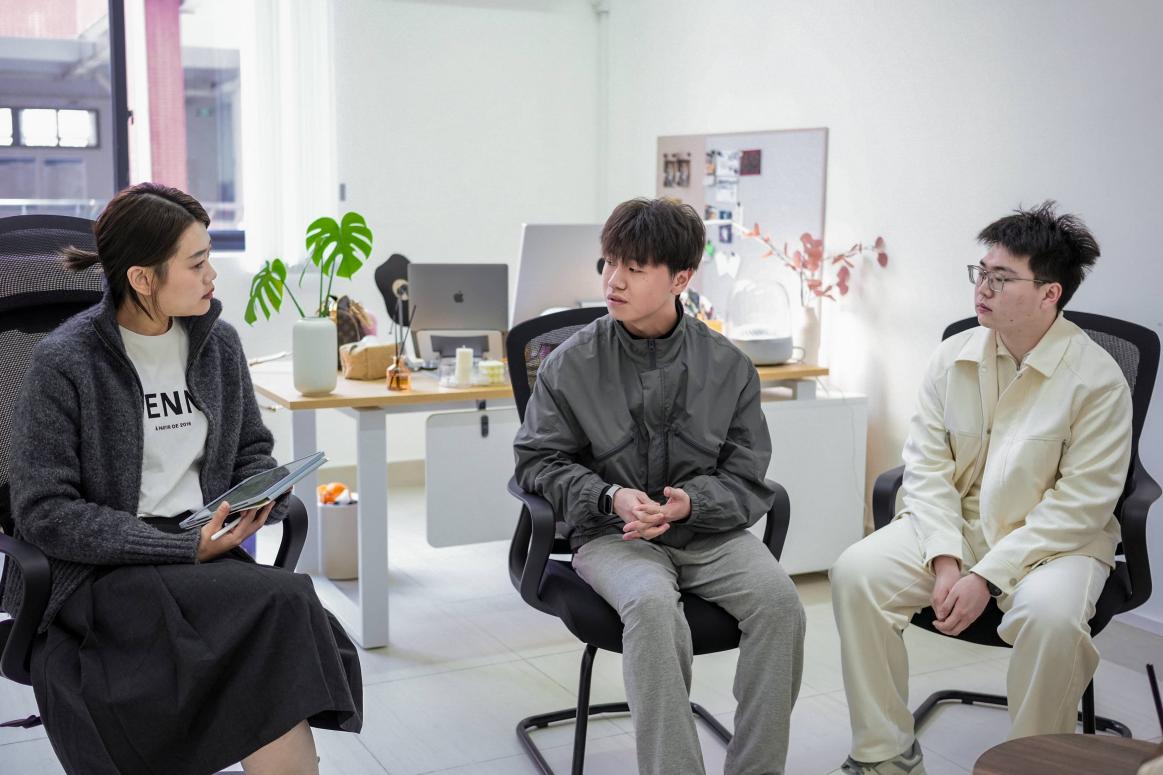 旗帜下的足迹——新学期“书记下午茶”活动温暖举行